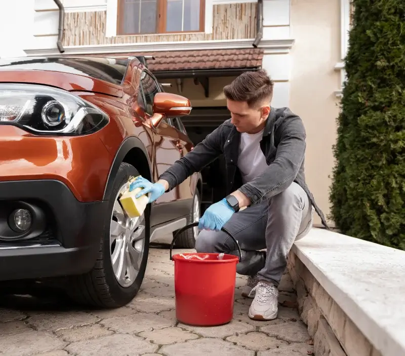 Lavage auto à domicile Savignac-sur-Leyze : professionnel intervenant sur un véhicule